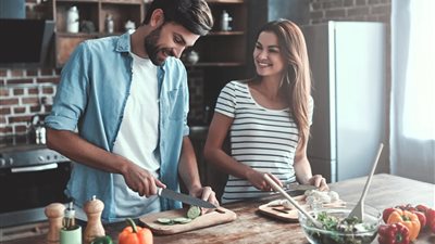 6 أسرار لانجذاب المرأة للرجل المحب للطهي