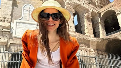 بطلة «إيملي في باريس» ليلي كولينز تروج للموسم الجديد في روما (صور) 