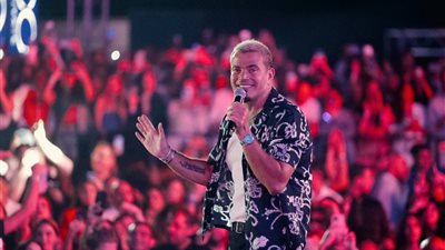 عمرو دياب يحتفل بزفاف ابن شقيقه بحضور أبو هشيمة 