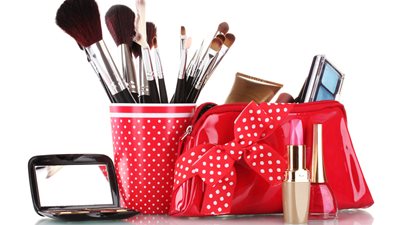 5 مستحضرات للتجميل يجب أن تحتويها حقيبة مكياجك