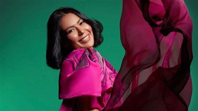 لقاء الخميسي تتوهج بفستان فوشيا وشعر مموج