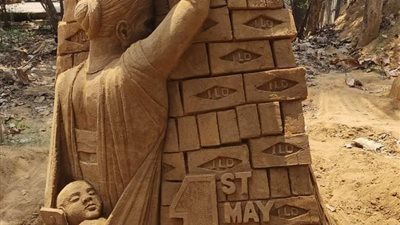 بمناسبة عيد العمال | عمل فني يجسد كفاح الأم العاملة (صور) 