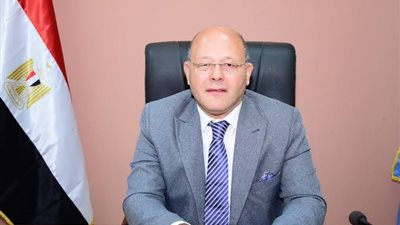 رئيس جامعة سوهاج يكافئ 219 عاملاً بوقفهم عن العمل في عيد العمال  