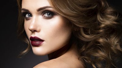 5 خطوات أساسية لتطبيق أحمر الشفاه الداكن كالمحترفات