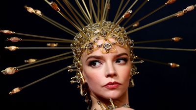 على طريقة الآلهة اليونانية | آنيا تايلور جوي تتألق في عرض فيلمها الجديد 