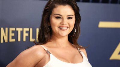 سيلينا جوميز تعتذر للجمهور بسبب كوب ستاربكس (صور) 