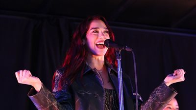 دوا ليبا تتألق بفستان من الترتر بحفلها الأخير (صور) 