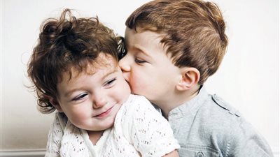 3 نصائح مثمرة لتعزيز مشاعر الحب بين أبنائك
