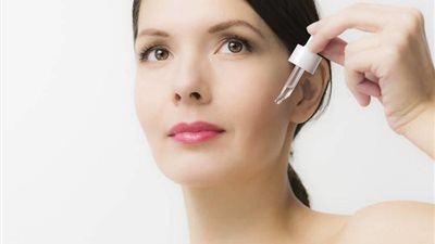 فوائد حمض الهيالورونيك للبشرة وآثاره الجانبية