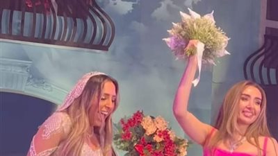 هنا الزاهد تخطف الأنظار بزفاف لينا الطهطاوي والعروس تثير الجدل بقبلة حميمية (صور) 