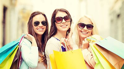 4 أسرار وراء هوس المرأة بالتسوق..بتدلل نفسها