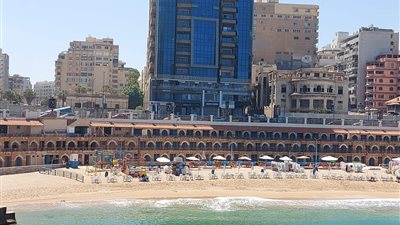 كبائن ستانلي بالإسكندرية تتجمل لاستقبال مصطافيها (صور)