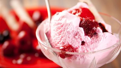 طريقة عمل الآيس كريم بالفراولة بمكونات سهلة