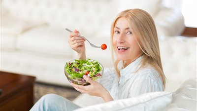 5 أطعمة حيوية تحتاجها النساء بعد انقطاع الطمث