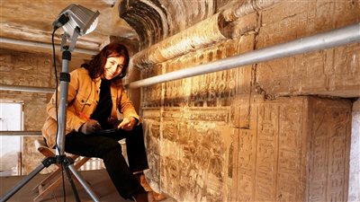 حكاية عشق للأقصر دامت 13 عامًا.. دومينيك نافارو عالمة أمريكية بروح مصرية 