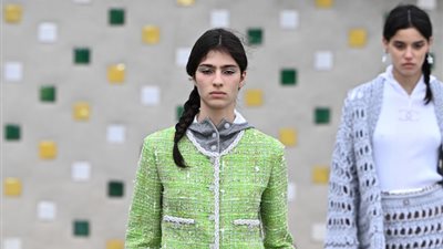 عارضات الأزياء العرب يتألقن مع دار أزياء شانيل كروز 2024 (صور)