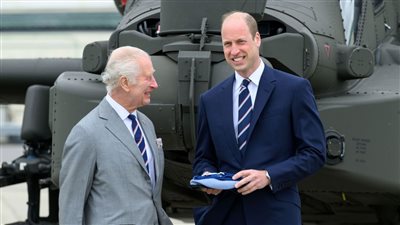 الملك تشارلز يمازح ابنه الأمير ويليام بسبب «ربطة عنق» في ظهور نادر (صور)