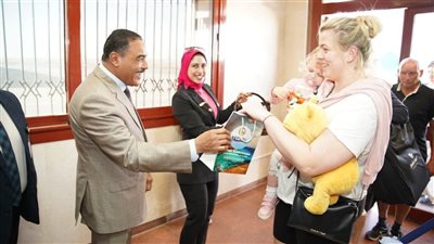 بالتنورة والشيكولاتة | مطار مطروح يستقبل أولى رحلات الشارتر السياحي